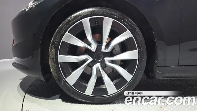 Tesla Model 3 — Фото автомобиля 5
