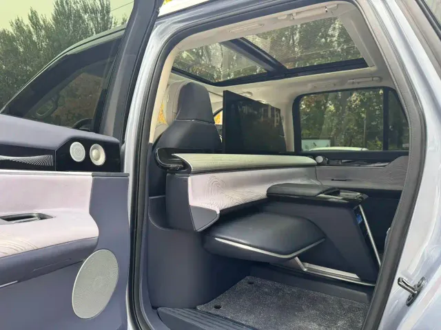 Lincoln Navigator One — Фото автомобиля 8