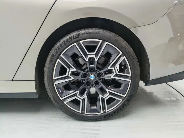 BMW 5 Series — Фото автомобиля 16