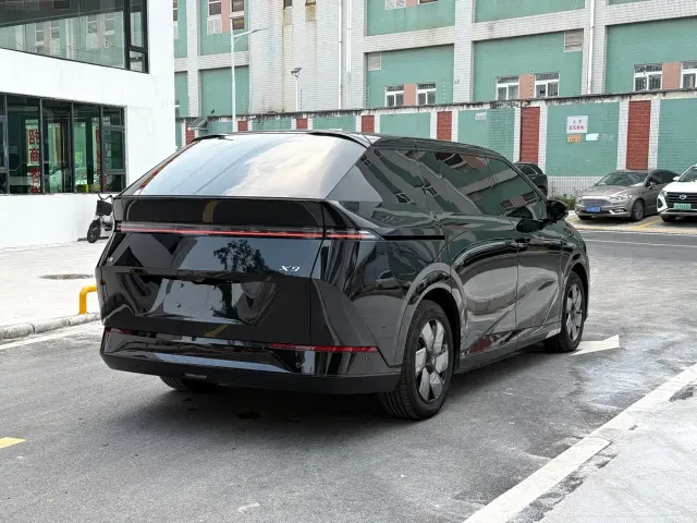 Xpeng X9 — Фото автомобиля 4