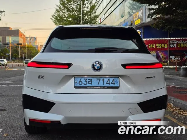 BMW iX — Фото автомобиля 7
