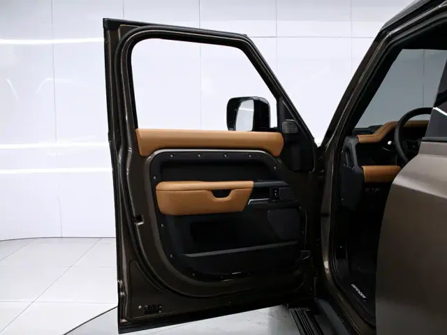 Land Rover Defender — Фото автомобиля 12