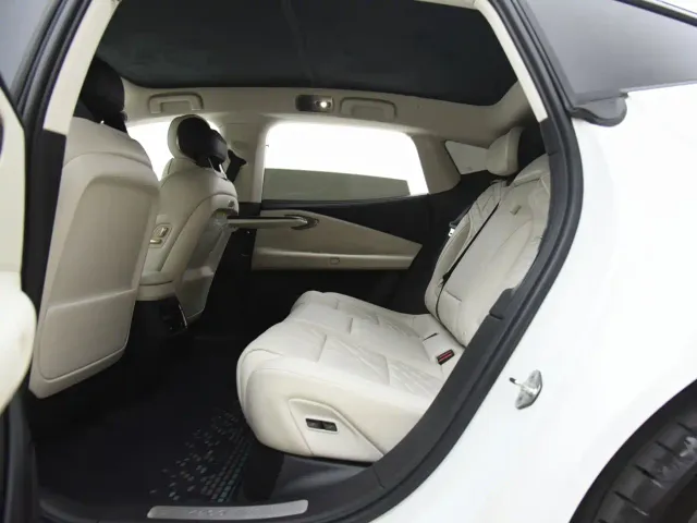 Lynk & Co Lynk & Co 10 EM-P 2025 240km Base — Фото автомобиля 7