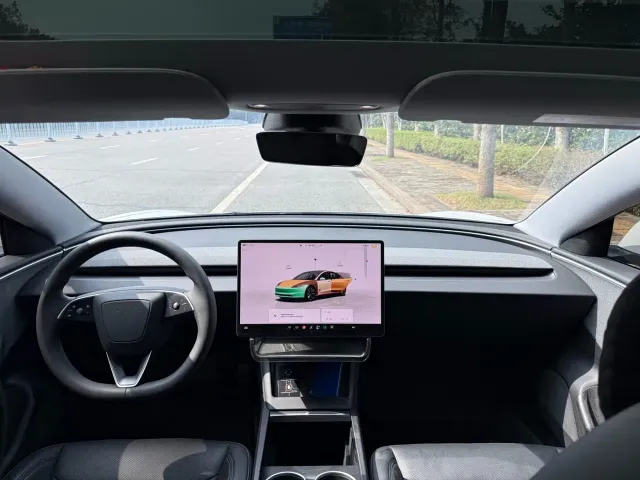 Tesla Model 3 — Фото автомобиля 9