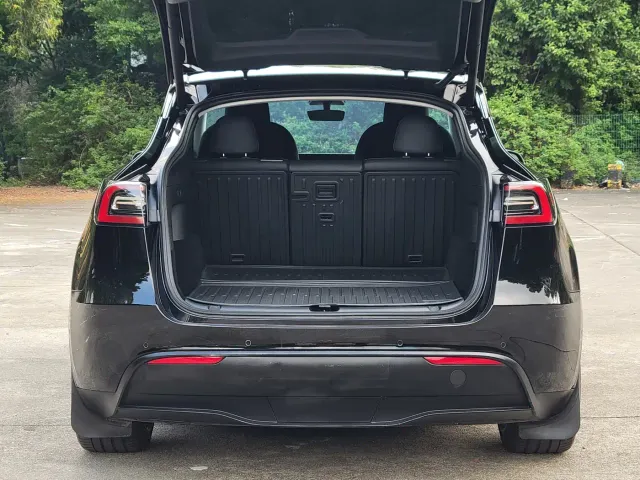 Tesla Model Y — Фото автомобиля 17