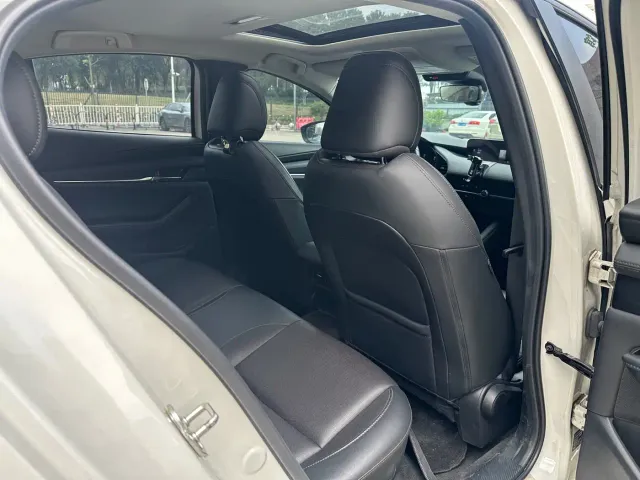 Mazda Axela — Фото автомобиля 29