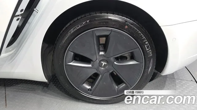 Tesla Model 3 — Фото автомобиля 19