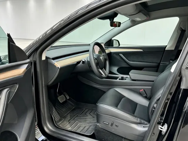 Tesla Model Y — Фото автомобиля 9