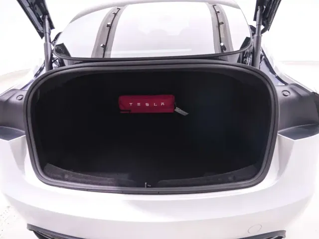 Tesla Model 3 — Фото автомобиля 22