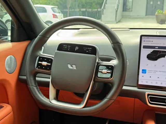 Li Auto L8 — Фото автомобиля 5