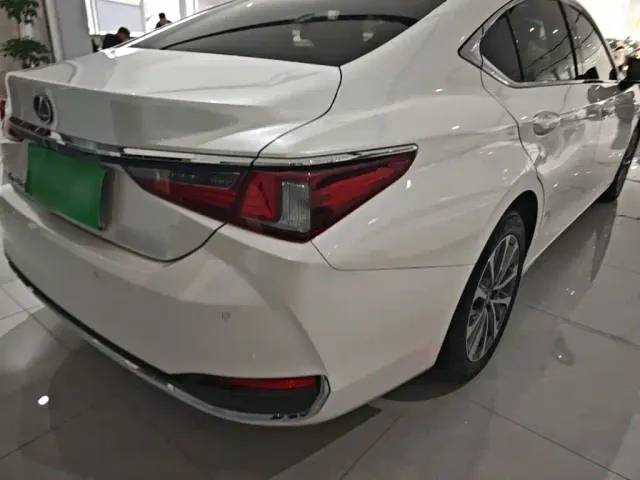 Lexus ES — Фото автомобиля 7