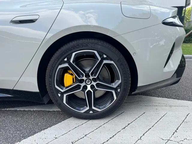 Xiaomi SU7 — Фото автомобиля 15