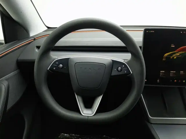 Tesla Model Y — Фото автомобиля 11