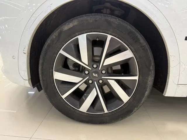 Li Auto L7 — Фото автомобиля 13