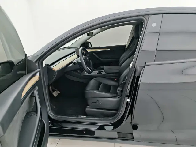 Tesla Model Y — Фото автомобиля 9