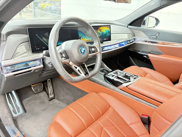 BMW i7 — Фото автомобиля 11