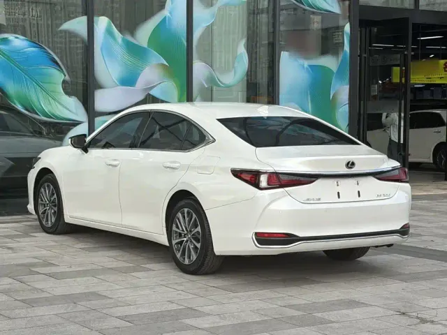 Lexus ES — Фото автомобиля 21