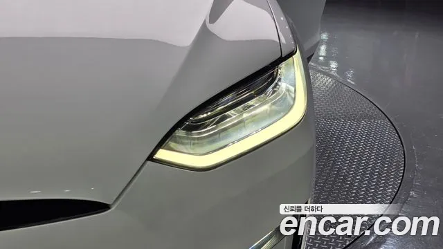 Tesla Model X — Фото автомобиля 22