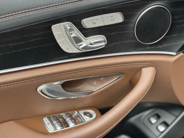 Mercedes-Benz E-Class — Фото автомобиля 27
