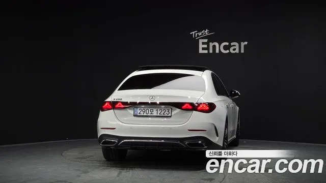 Mercedes-Benz E-Class — Фото автомобиля 4