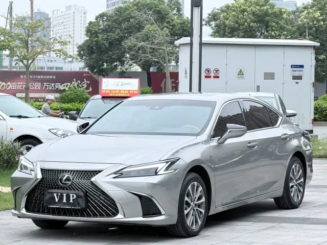 Фотография автомобиля — Lexus ES