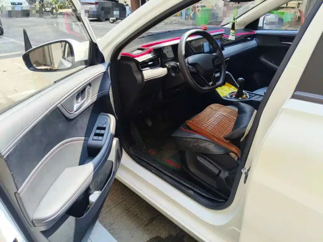 Roewe i5 — Фото автомобиля 8
