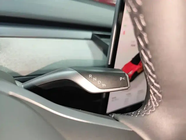 Tesla Model Y — Фото автомобиля 13