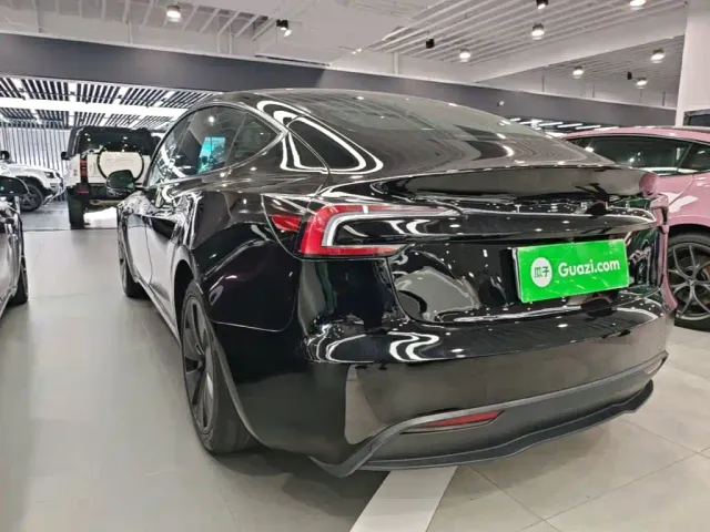 Tesla Model 3 — Фото автомобиля 4