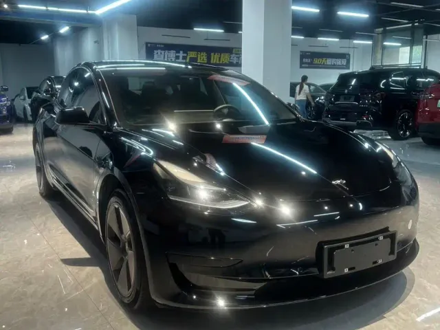 Tesla Model 3 — Фото автомобиля 3