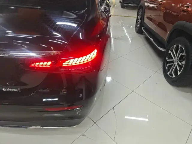 Mercedes-Benz E-Class — Фото автомобиля 7