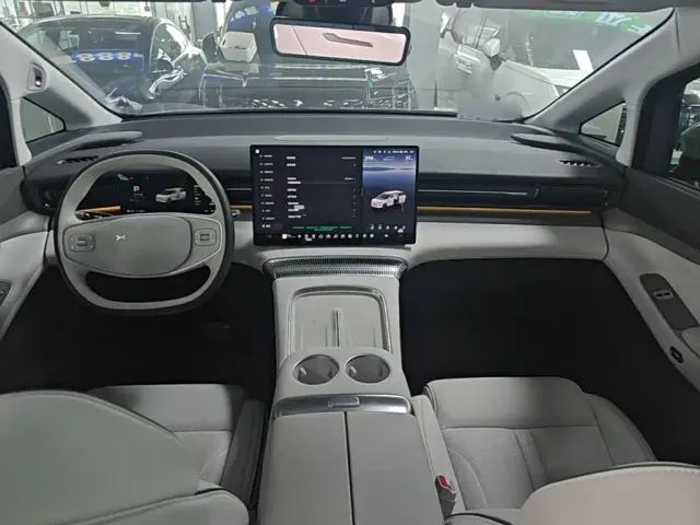 Xpeng X9 — Фото автомобиля 9