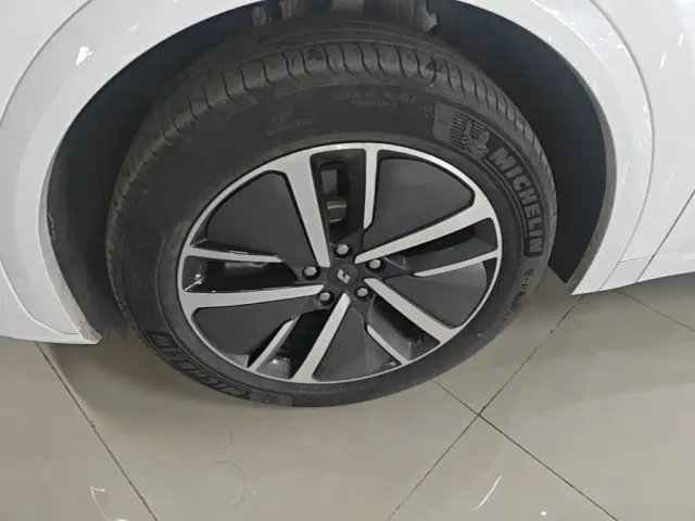 Li Auto L7 — Фото автомобиля 22