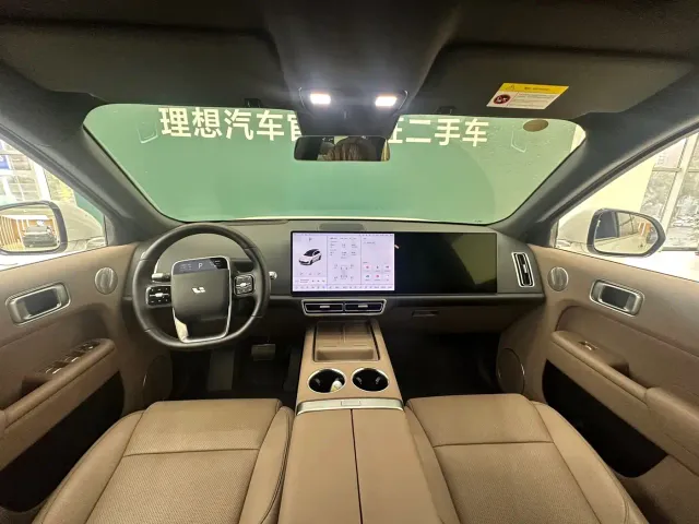 Li Auto L8 — Фото автомобиля 12