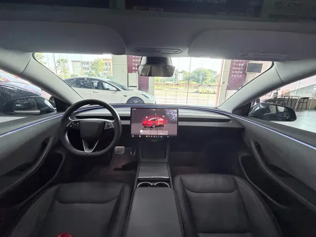Tesla Model 3 — Фото автомобиля 16