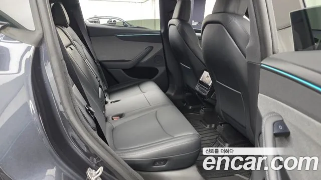 Tesla Model Y — Фото автомобиля 17