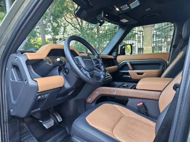 Land Rover Defender — Фото автомобиля 6