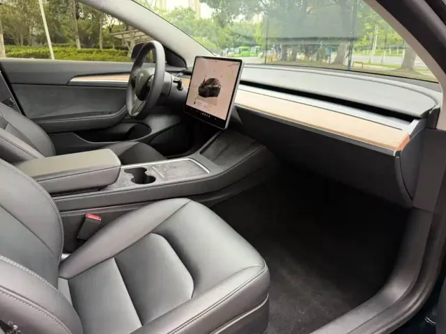 Tesla Model 3 — Фото автомобиля 10