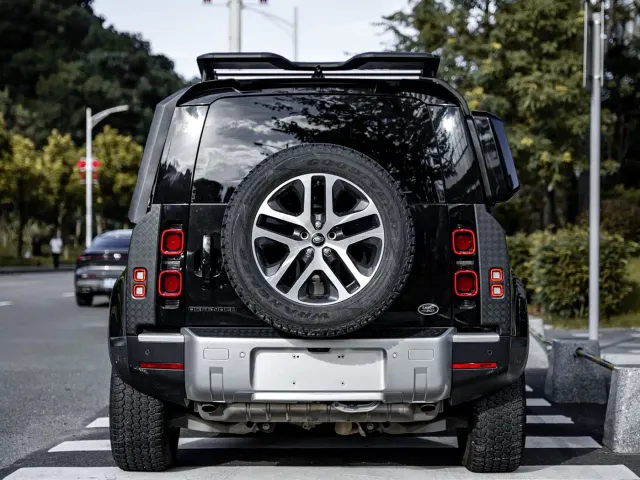 Land Rover Defender — Фото автомобиля 21