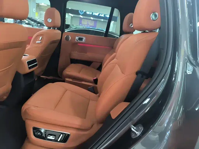 Li Auto L8 — Фото автомобиля 16