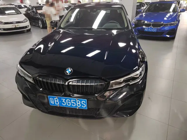 BMW BMW 3 Series 2020 330i M Sport Blackout Package — Фото автомобиля 2