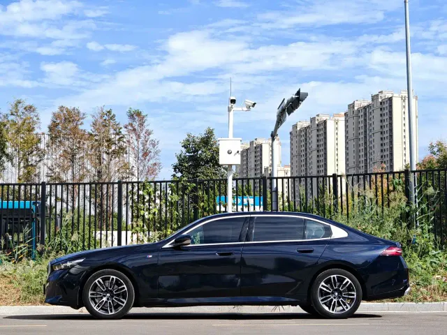 BMW 5 Series — Фото автомобиля 3