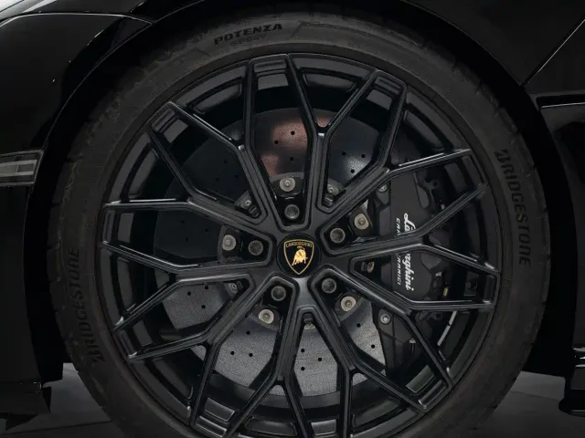 Lamborghini Revuelto — Фото автомобиля 19