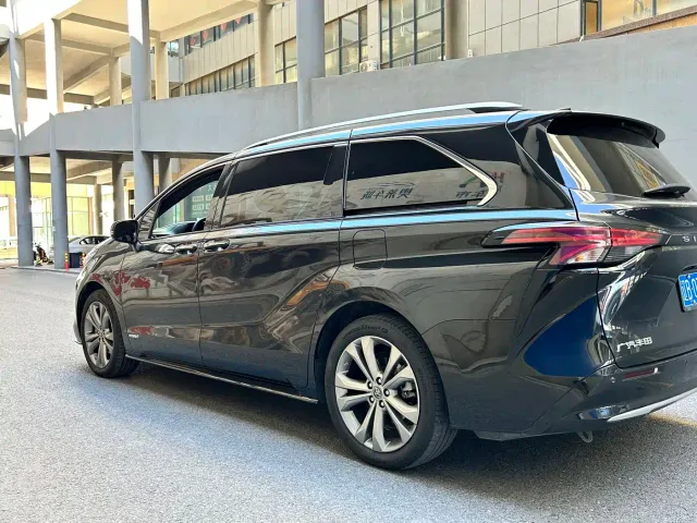 Toyota Sienna — Фото автомобиля 4