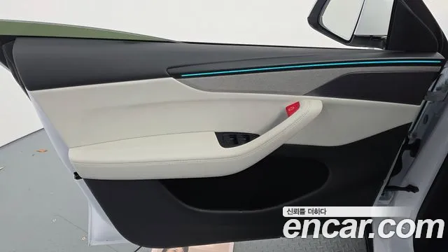 Tesla Model Y — Фото автомобиля 24