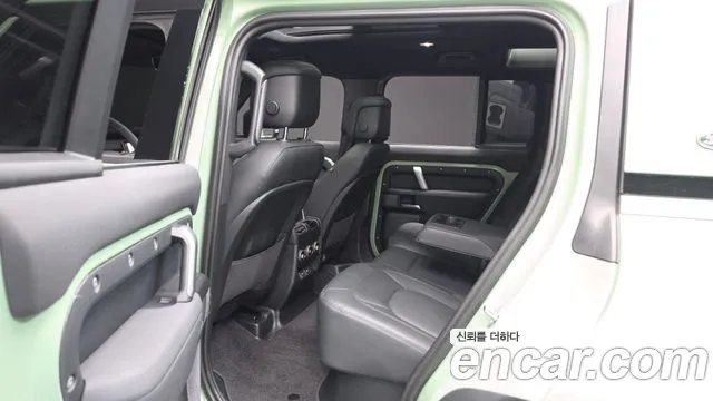 Land Rover Defender — Фото автомобиля 12