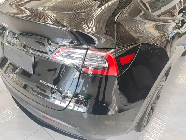 Tesla Model Y — Фото автомобиля 7