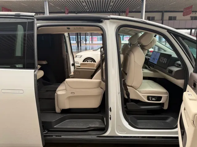 Li Auto MEGA — Фото автомобиля 8