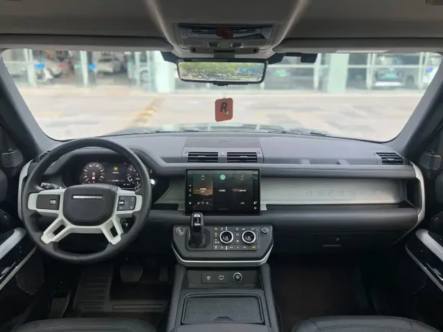 Land Rover Defender — Фото автомобиля 10