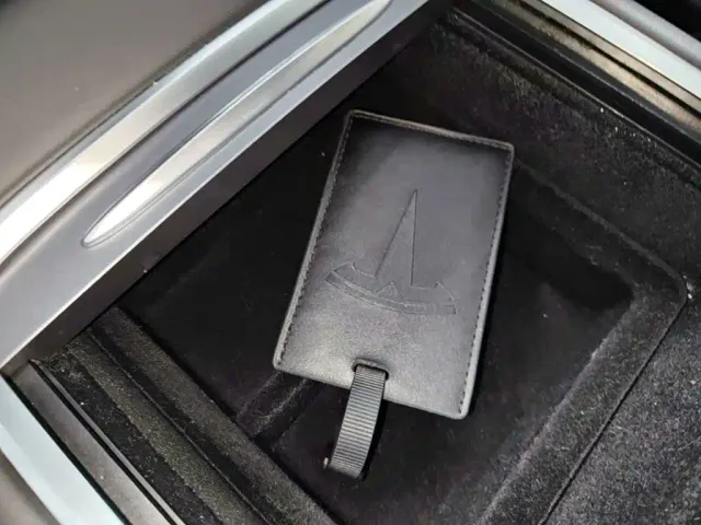Tesla Model Y — Фото автомобиля 8