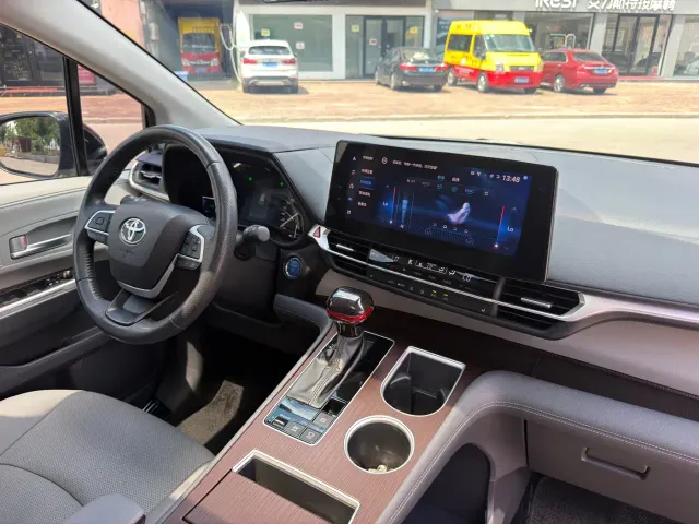 Toyota Granvia — Фото автомобиля 11